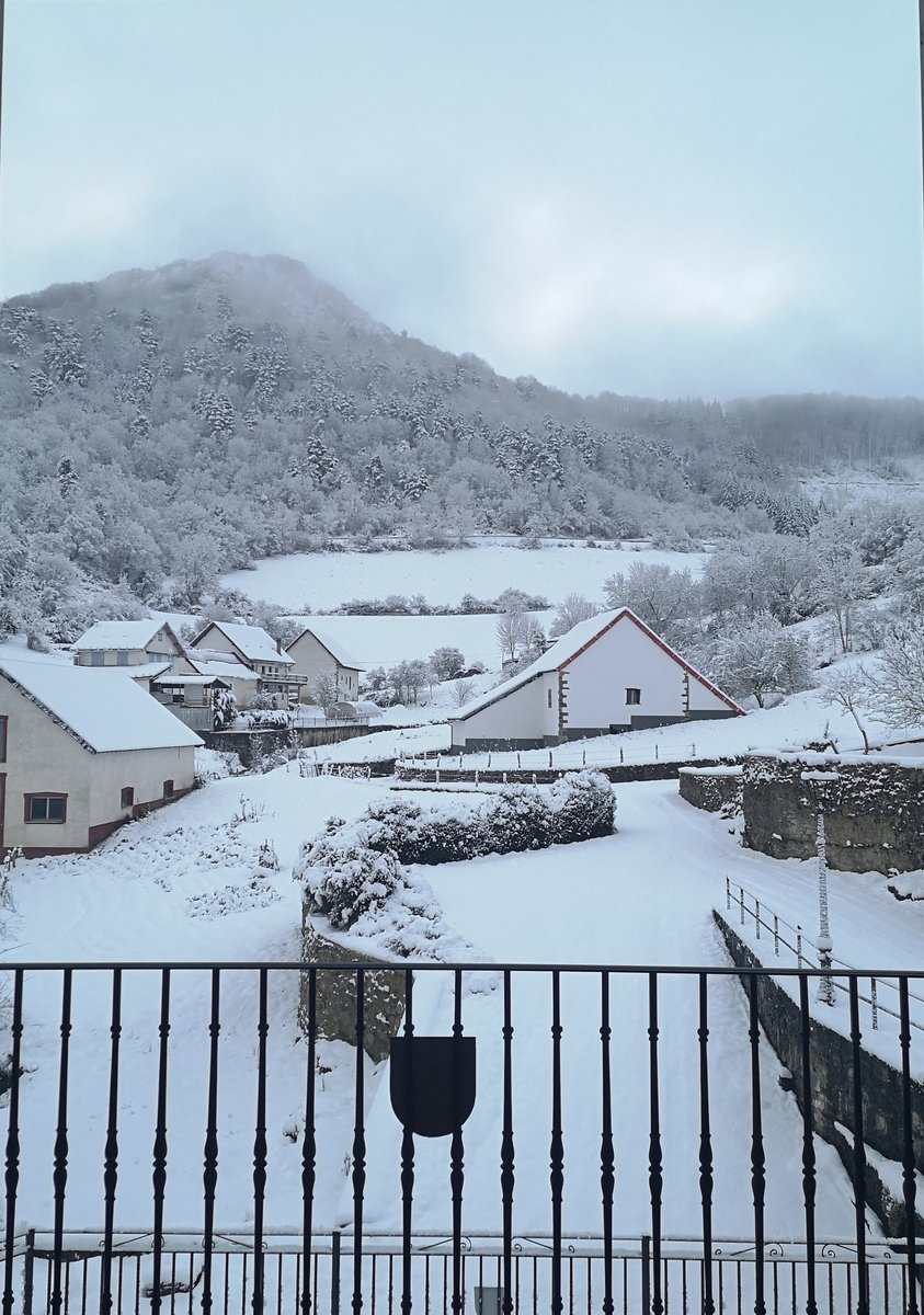 AgroZubialde's tweet photo. #Abaurrepea 8:38h y 8:47h respectivamente. La niebla se ha despejado rápidamente ⛄ lo prometido es deuda, como se suele decir. Y los meteorólogos ya nos avisasteis...🧤🌨️ #snowday #elurra #invierno #iratiorreaga https://t.co/EmhZzx9KB0