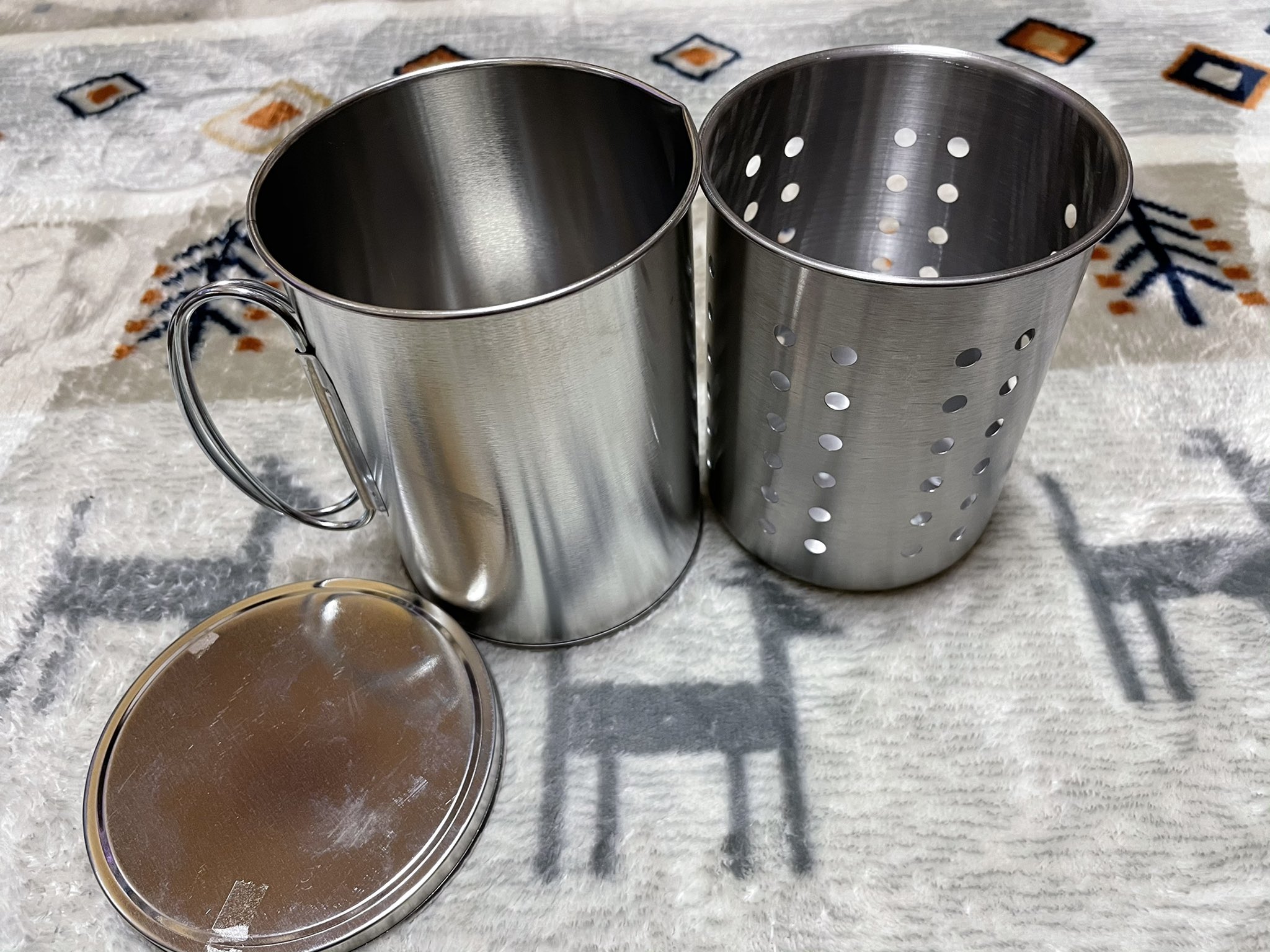 キャンプ時々富士山 小林正剛 ダイソーのオイルポットは火消し壺 灰捨てに カトラリーラックは炭の火起こしに ソロ用に丁度良い感じ 収納も測ったようにシンデレラフィット ソロキャンプ キャンプ T Co Yatvtrjbaf Twitter