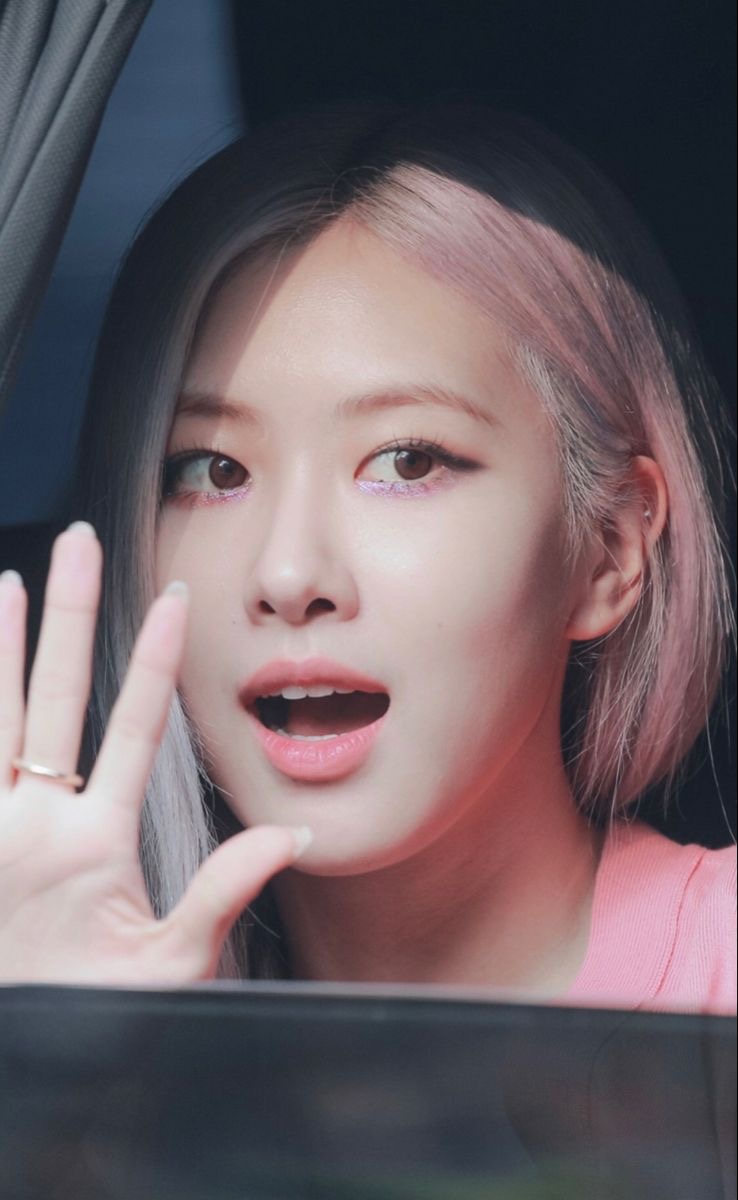 hourly rosé tweet media