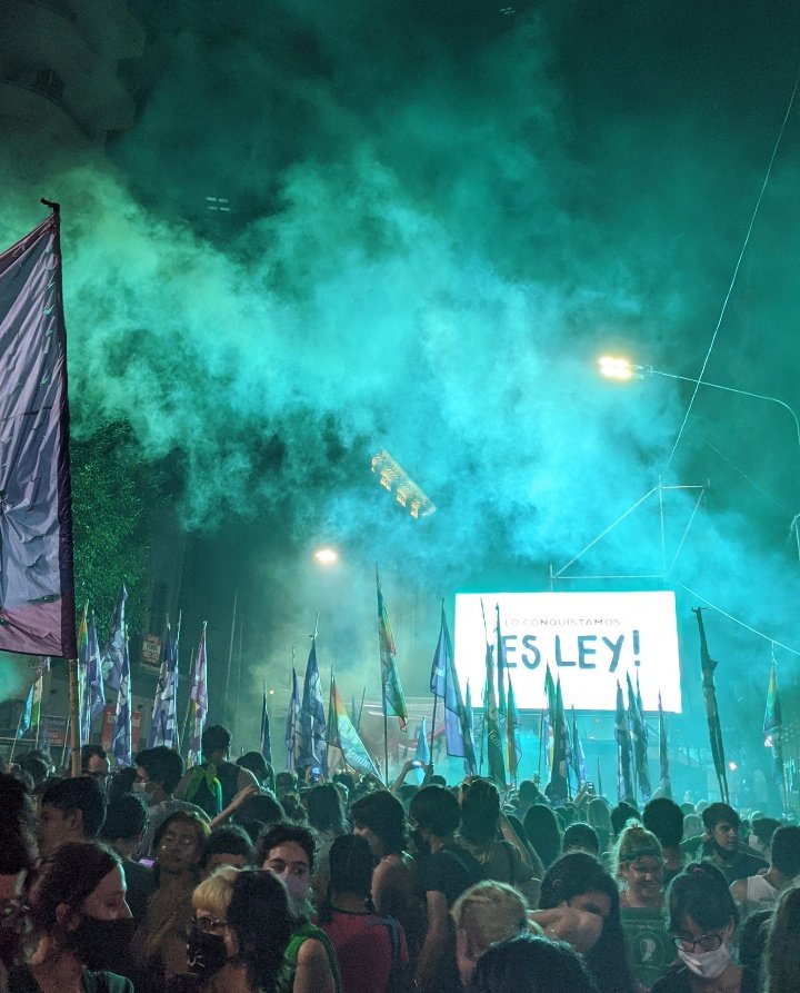 _wallst91's tweet image. POR NOSOTRAS, POR LAS MUJERES QUE NO PUDIERON ELEGIR, POR LAS QUE NO ESTÁN, HOY SE HIZO LEY 💚💚