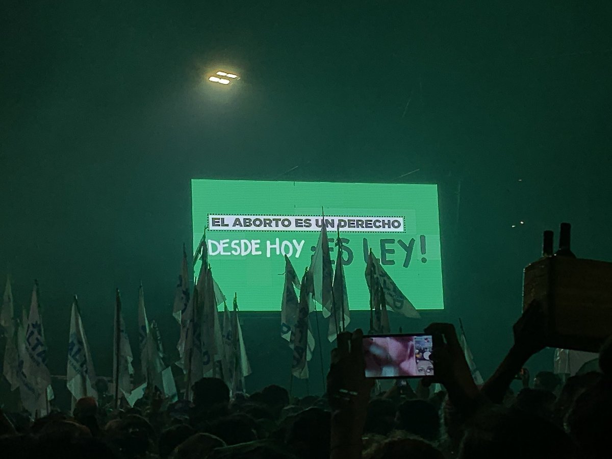 _serenaoliva's tweet image. con 36 años de diferencia entre foto y foto, HOY se hizo ley 💚... llegó la hora de decidir por nosotras mismas!