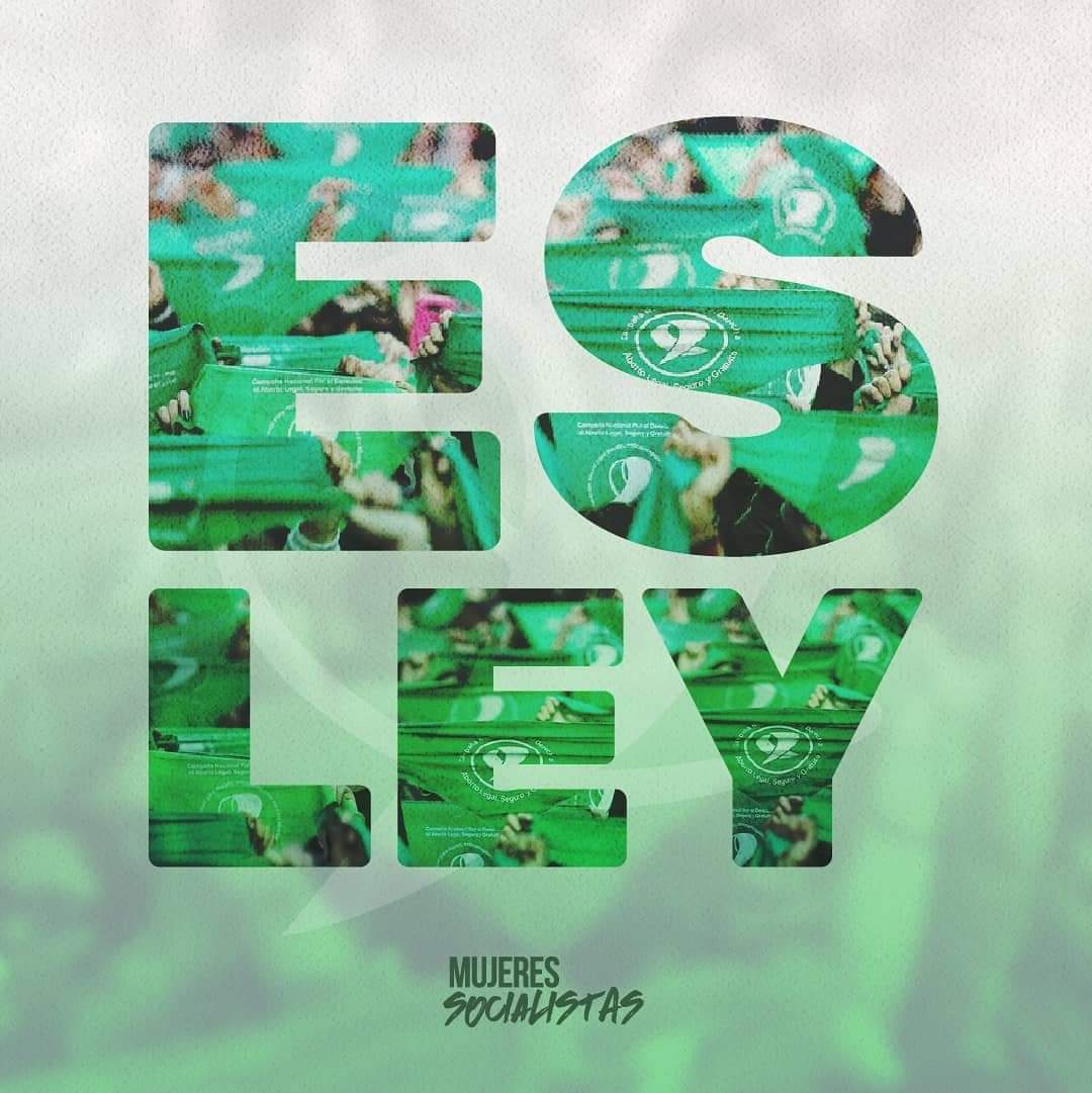 El aborto legal, seguro y gratuito ES LEY ✊🏼✊🏼💚💚. Un día histórico, un día para celebrar con los pañuelos verdes en alto. Hoy dimos un gran paso hacia una sociedad más igualitaria e inclusiva