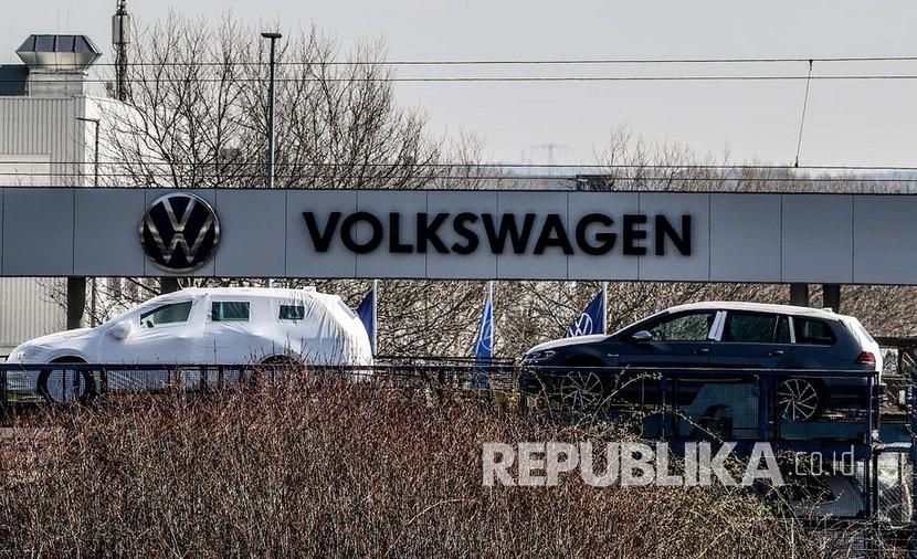 Ocxie's tweet photo. Volkswagen Perkenalkan Robot Pengisi Daya Mobil Listrik https://t.co/SQ6UB8ZXNt https://t.co/K9OsRFkuy0
