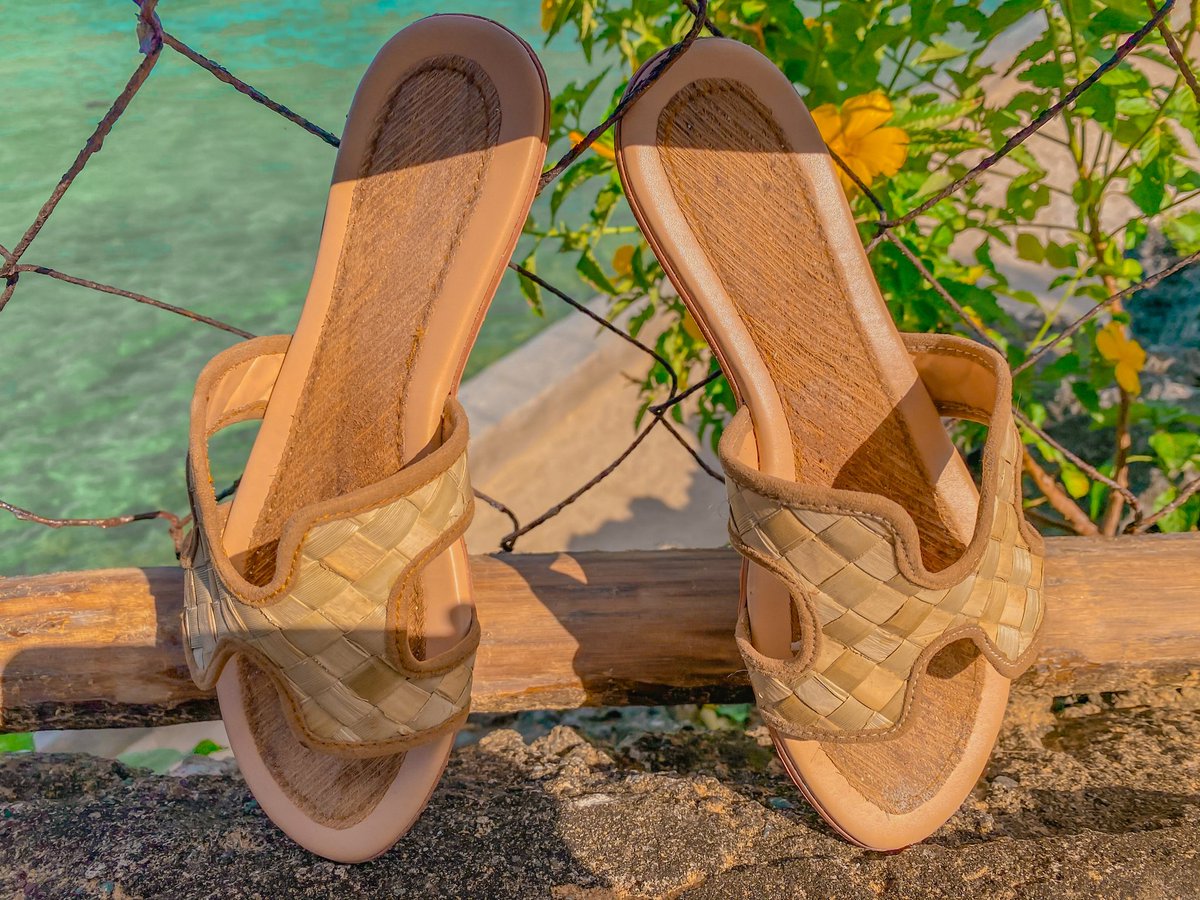pithayapak's tweet photo. 2021 is one tic of a clock away!🍾🎆Jump your hearts out this new year with a chic pair of Sialo🍂🤎
Grab it now for 300 pesos only! Just dm us!😜
#pithaya #sustainablefashion #ecofriendlyproducts #cebubased #SupportSmallBusiness https://t.co/up2tmlTfEi