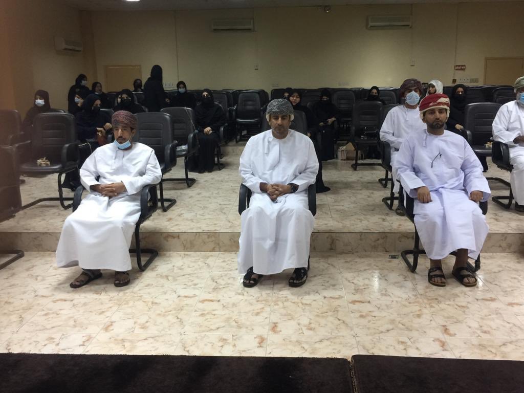 بحضور المدير العام الأستاذ حمد بن خلفان بن عبدالله الراشدي كرم قسم التعليم قبل المدرسي بدائرة المدارس الخاصة الاستاذه/ فاطمة بنت عبدالله بن إسماعيل الزعابية رئيسة قسم التعليم قبل المدرسي بدائرة المدارس الخاصة لخروجها إلى التقاعد.