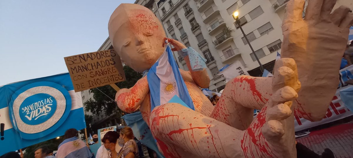 #EsLey✊💚
Más datos: Argentina se suma a los 67 países que tienen legalizada la Interrupción Voluntaria del Embarazo.
Es el ÚNICO país en el que un bebé gigante de papel maché fue utilizado como argumento.