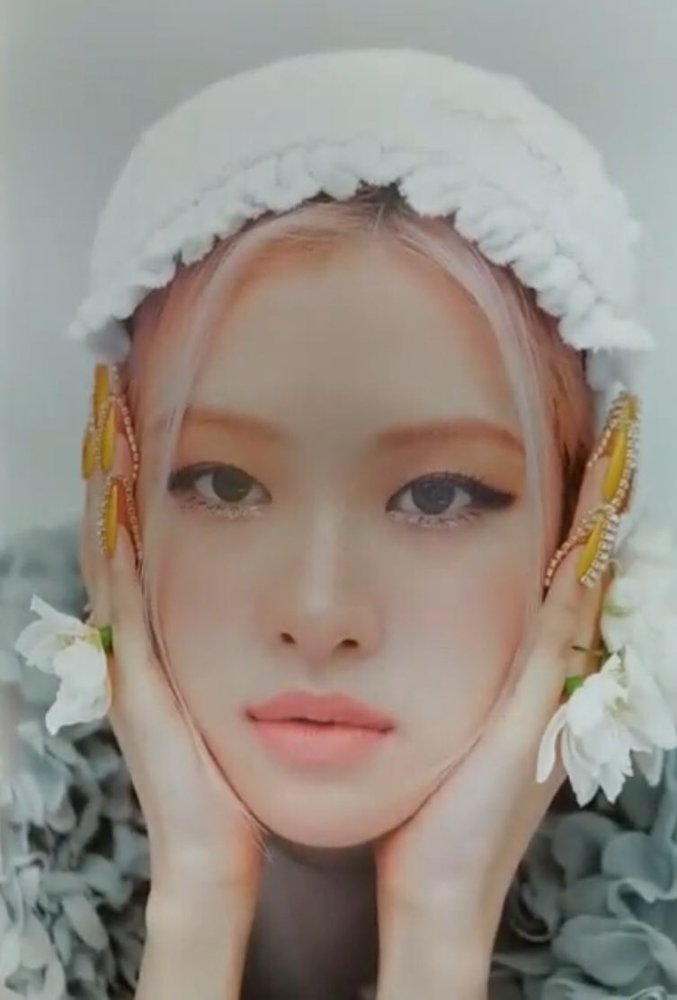 hourly rosé tweet media