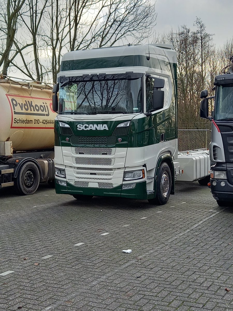 bosdaalen's tweet photo. De oude 7 en de nieuwe ? Nog in de oude kleuren er wordt nog gewerkt aan de nieuwe kleurstelling. Welke chauffeurs gaan we met dit materiaal blij maken? #scania #vacature #chauffeurs #transportgaatdoor #bosdaalen interesse als chauffeur: stuur mail naar job@bosdaaalen.nl. https://t.co/NtvJYXUMOw