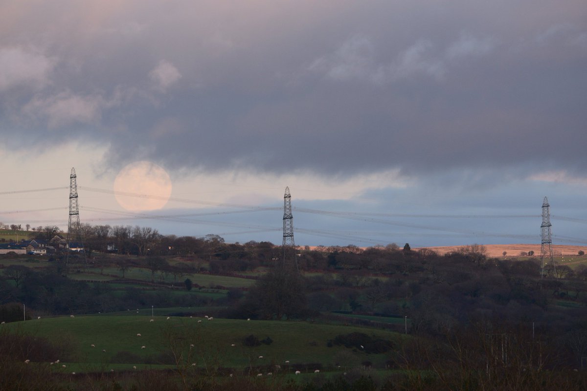 Dibbz86's tweet photo. Rise of the "Cold Moon"
#homeviews #grovesend #swansea
@meganeleri @SteffGriff @CTywydd @Ruth_ITV @kelseyredmore @ChrisPage90 @S4Ctywydd @ItsYourWales @365Wales @Sa4Magazine @VirtualAstro @BBCStargazing @ThePhotoHour @StormHour @metoffice https://t.co/4Jv9p6CUhb