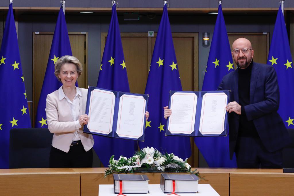 Signing the 🇪🇺🇬🇧 trade &amp; cooperation agreement on behalf of the #EU with president <a href="/vonderleyen/">Ursula von der Leyen</a> 

It will now be transferred to the #UK to be signed by PM <a href="/BorisJohnson/">Boris Johnson</a> 

New chapter, new relationship.