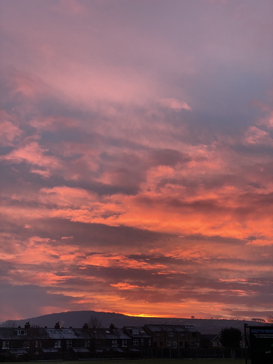 Sunrise over #Otley Chevin. Stunning. And freezing cold. But stunning.

#Yorkshire @Welcome2Yorks @visitotley