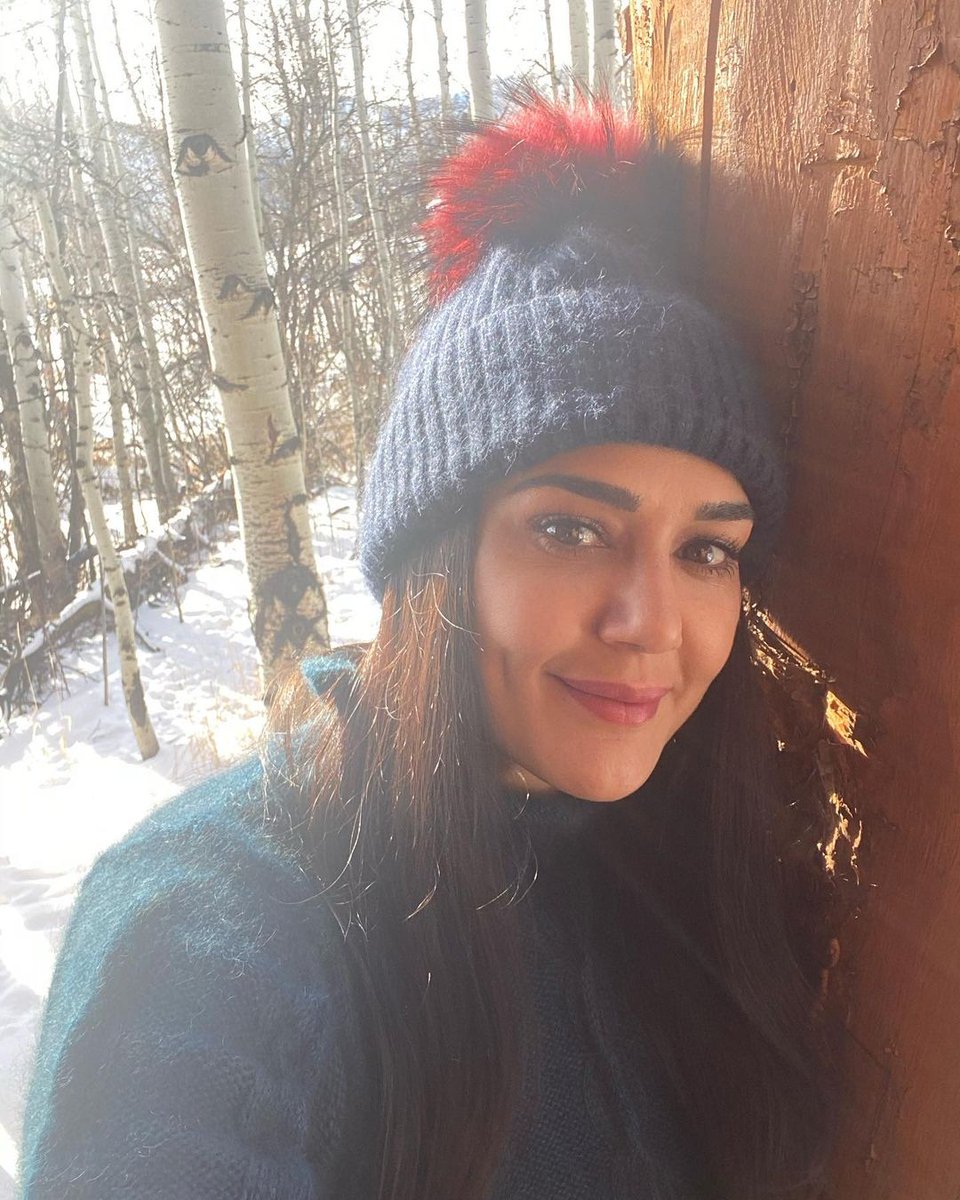 realpreityzinta's tweet image. Soaking in the sun &amp;amp; waiting for 2021 ❤️ Never before have I waited for any New Year as the coming one ..... any guesses why? #wintervibes #letitsnow #pztravel #ting 😍