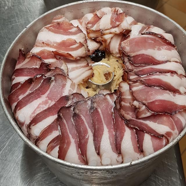 CordonTourisme's tweet photo. La recette du farcement savoyard, un étonnant mélange sucré-salé https://t.co/Lc0lw5eR0D avec le restaurant le Darbelin à Cordon, Mireille et Nadia. https://t.co/gOdHeU8TJu