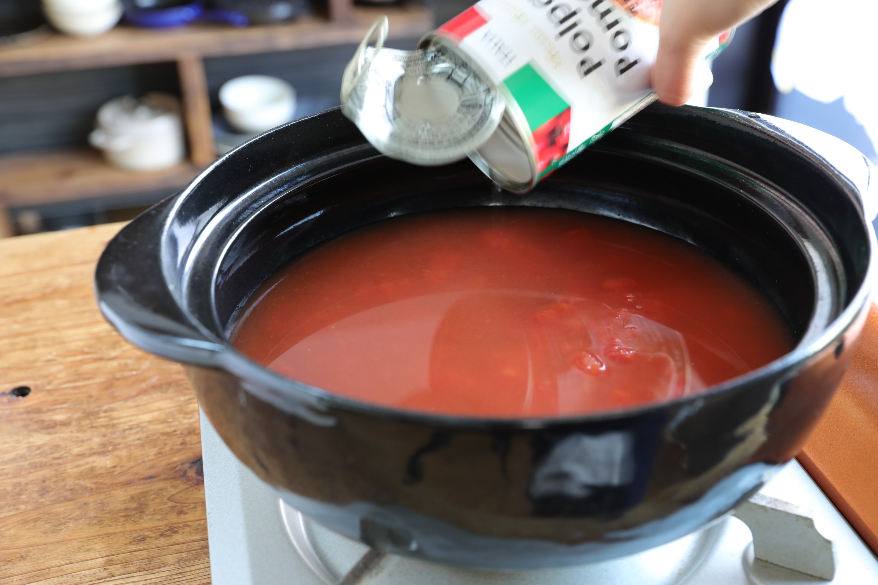 Twitter 上的 ぐっち夫婦 料理家 トマト缶入れると マイルドな味に トマト缶で作る 豚バラトマト純豆腐 鍋にトマト缶 水 鶏ガラスープの素 水 酒 しょうゆを入れ温め 白菜キムチ 豆腐 豚肉も 肉に火が通ったら弱火で卵 固まったらニラ 火を止めふた