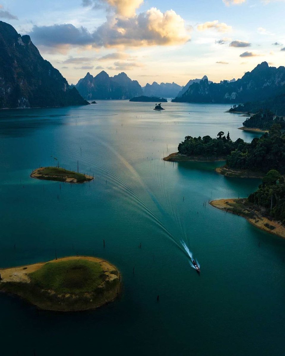 EmailHolidays's tweet photo. 🤩 The beautiful Cheow Lan Lake in Khao Sok National Park consists of emerald green water with a delicious temperature of about 28 degrees
😇 Ready when you are
📍 #Thailand

🖲 Book now 🌐 https://t.co/hsP1dFvuzs

#Phuket #Kohsamui #Bangkok #Visitthailand #Flights #Cheapflights https://t.co/qrSjpQtrZU