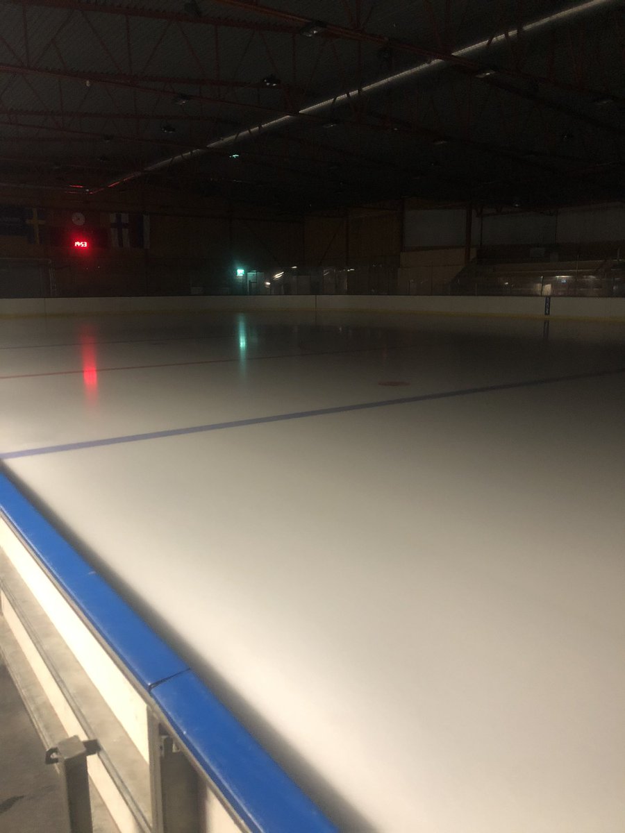 Det här är Farsta ishall. Normalt en plats för rörelse och glädje för minst 150 barn och unga varje dag. Men inte nu... ta bort många barns stora intresse medans samhället på många sätt fortgår som vanligt... rimligt?#göromgörrätt #svpol #stockholmstad