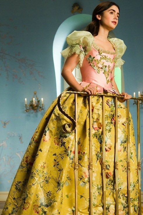 تويتر ℍ𝕀𝕂𝔸ℝ𝕌 على تويتر ドレスだけでも楽しめる 白雪姫と鏡の女王 リリー コリンズ T Co Vtfxkwbrm8