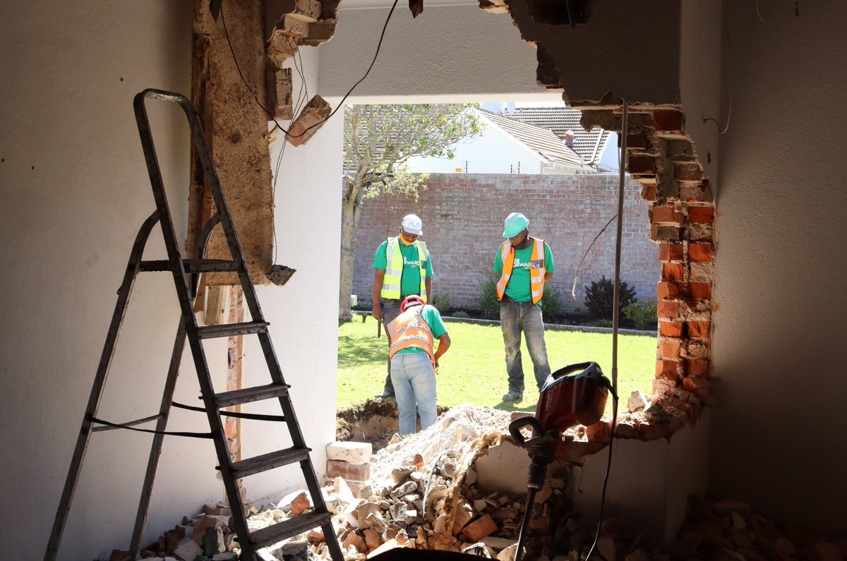 Fix_Forward's tweet photo. 2020 has been a hard year for all, we know. Despite this our contractors have gone above and beyond to deliver and we couldn't be more proud!

Here’s to welcoming the new year and looking forward to all the hope that 2021 brings.

#hope #newyear #proud #empower #renovate https://t.co/rLK8FVtkSU