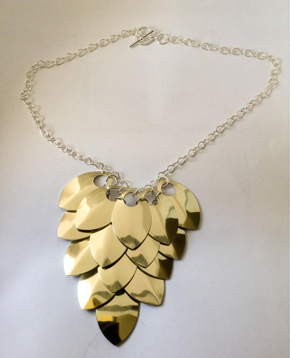 ArtisanJByViv's tweet image. Gold Bib Necklace, Chainmaille Jewellery, Black Dress Accessory, Mermaid Scale Necklace, Necklace For Prom, Evening Wear Accessory, tuppu.net/37df532d #Etsy #BeadsofCreation #BlackDressWear