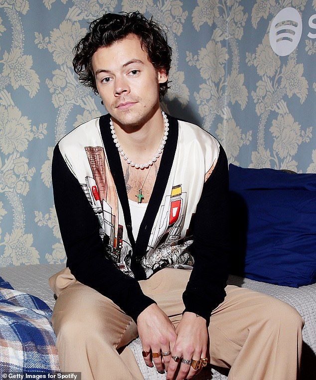 kissytaylorr's tweet photo. a big fuck you to fox news. harry looks great in pearls and whatever he decides to dress in, stfu. #foxnewsjacksofftoharrystyles https://t.co/Y2J11iKPlq