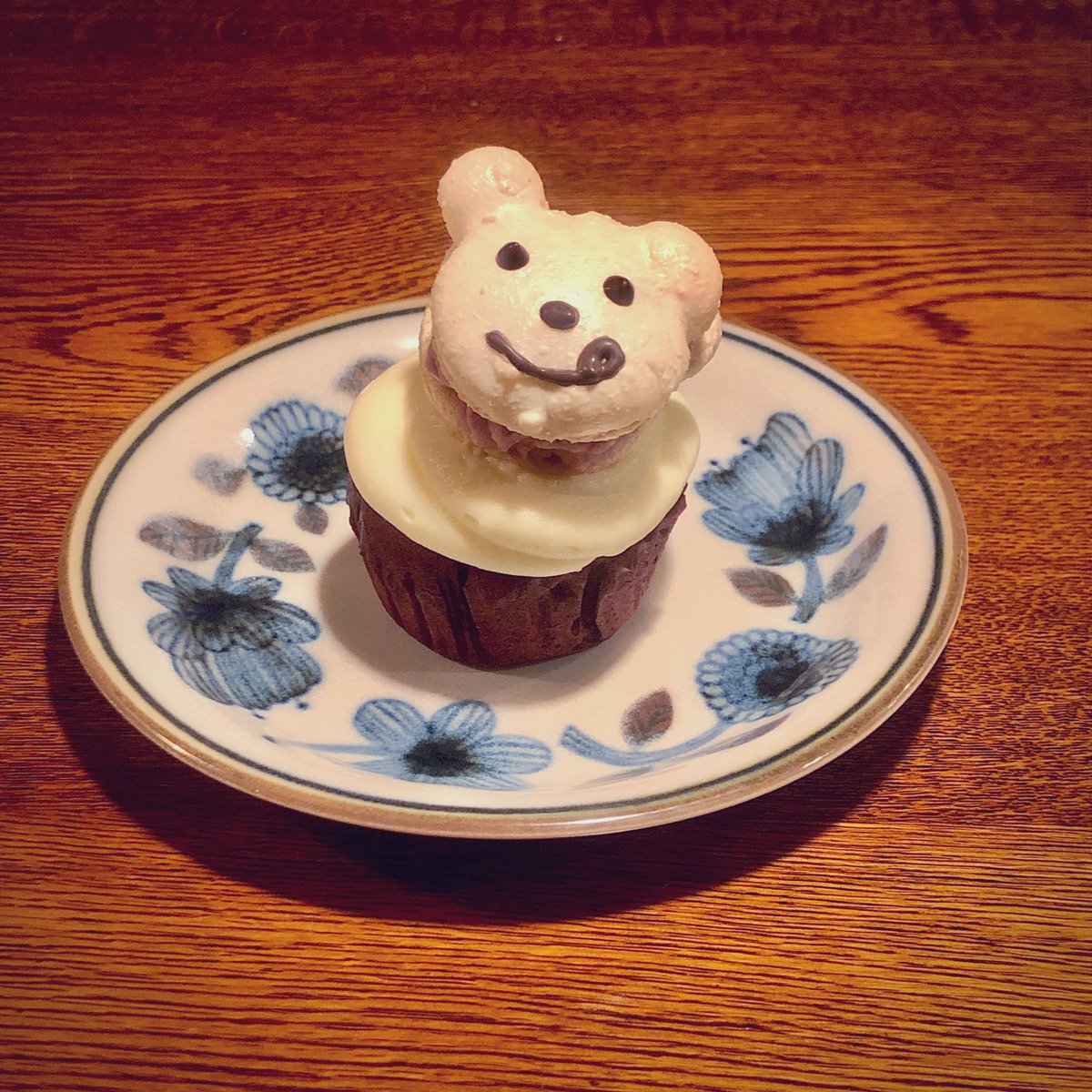 だひ マカロンの間にはテテちゃんの大好きないちごのガナッシュを挟みました 下のカップケーキはジンくんがお誕生日に食べていた レッドベルベットケーキにクリームチーズのフロスティングをかけています Bts Bake Room 様 素敵な企画をありがとう だひ マカロンの間にはテテちゃんの大好きないちごのガナッシュを挟みました 下のカップケーキはジンくんがお誕生日に食べていた レッドベルベットケーキにクリームチーズのフロスティングをかけています Bts Bake Room 様 素敵な企画をありがとう