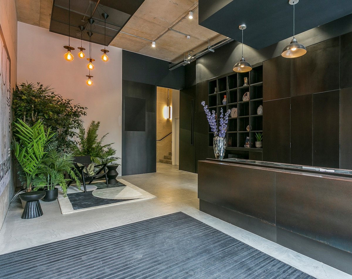N1_EWR's tweet photo. 🖤  The antique black metal wall cladding behind the concierge desk in the commercial space is offset with industrial lighting, and softened with a mini jungle

Get in touch with @belchakcorin @colliers_london for details

#warehouseoffice #modernoffice https://t.co/UJy1jZlm6P