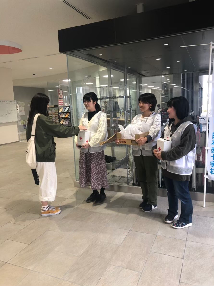 src_ypu's tweet photo. 私たちは山口県立大学学生赤十字奉仕団です🙌💕
献血の呼びかけ活動やボランティアを行っています🙋
よろしくお願いします✌️

#赤十字
#全国統一キャンペーン　#学生奉仕団
#山口県 https://t.co/BQsKpNBc8b