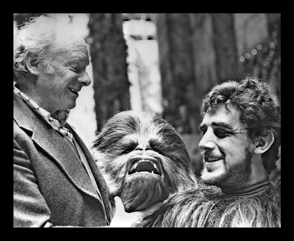 Special Effects artist Stuart Freeborn on the set of Star Wars with Peter Mayhew in his Chewbacca costume. https://t.co/UM9Pb1yCh1