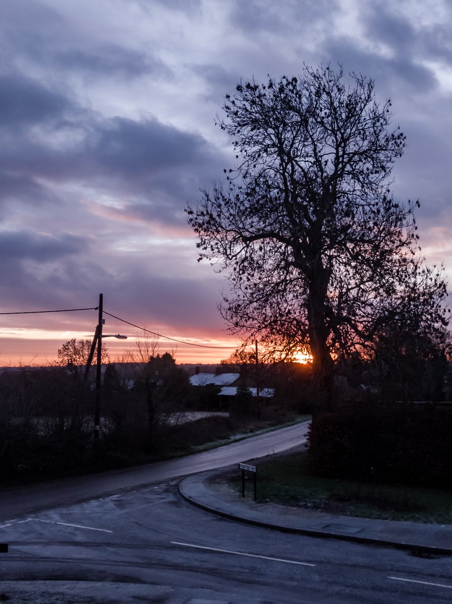 Dawn this morning over South Northamptonshire - taken out of the bedroom window with my phone using the Lightroom app
@northantsweather @NNskies #cameraphone #googlepixel3a #adobelightroom