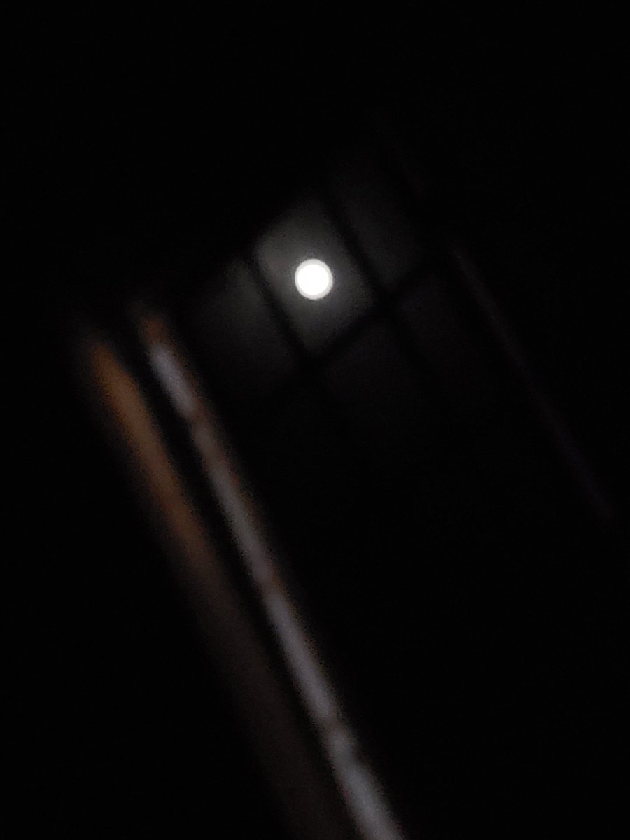 La hermosa luna llena a esta hora (5:06am) desde mi recámara.  #lunadehielo