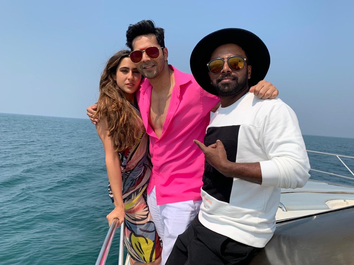 #SaraAliKhan and #VarunDhawan look on point in this throwback picture from the sets of #CoolieNo1.