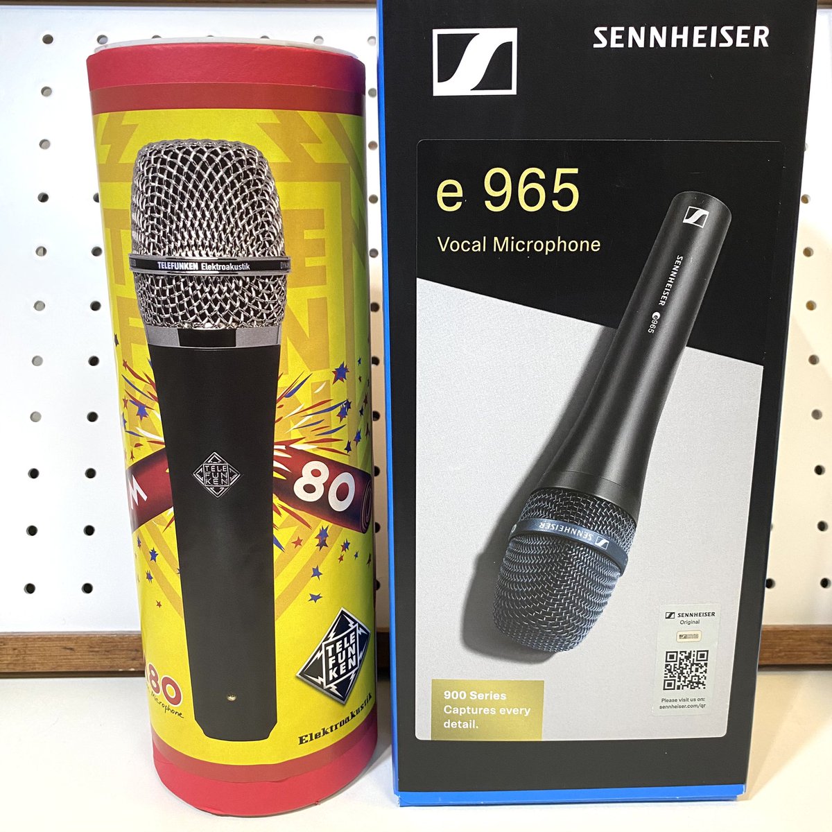 MaypleCollage's tweet photo. 夜中にも書きましたが、
バチ当たりそうなぐらい贅沢な事態😇
SENNHEISERの #e965 と、
TELEFUNKENの #M80 。
どっちも良すぎて選べなかった!!!😇
わたしいい声してんなーと初めて感じました(笑)
2021年は制作ばかりじゃなく、歌唱の比重を上げるんだ♪♪
#MyNewGear
#ボーカルマイク https://t.co/ia0FOesylC