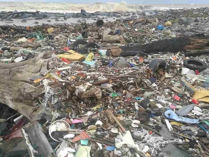 ambienteeuropeo's tweet photo. La marejada de ayer dejó una marea de basura en las playas de Nápoles😲🤯🤔

La naturaleza se rebela y con una tormenta nos devuelve basura que no le corresponde.

Llegó el momento de cambiar, de entrar en acción por el bien de nuestro presente y futuro🙏🙏🙏

Vía @plascticfreeit https://t.co/9YdZW1x6U1
