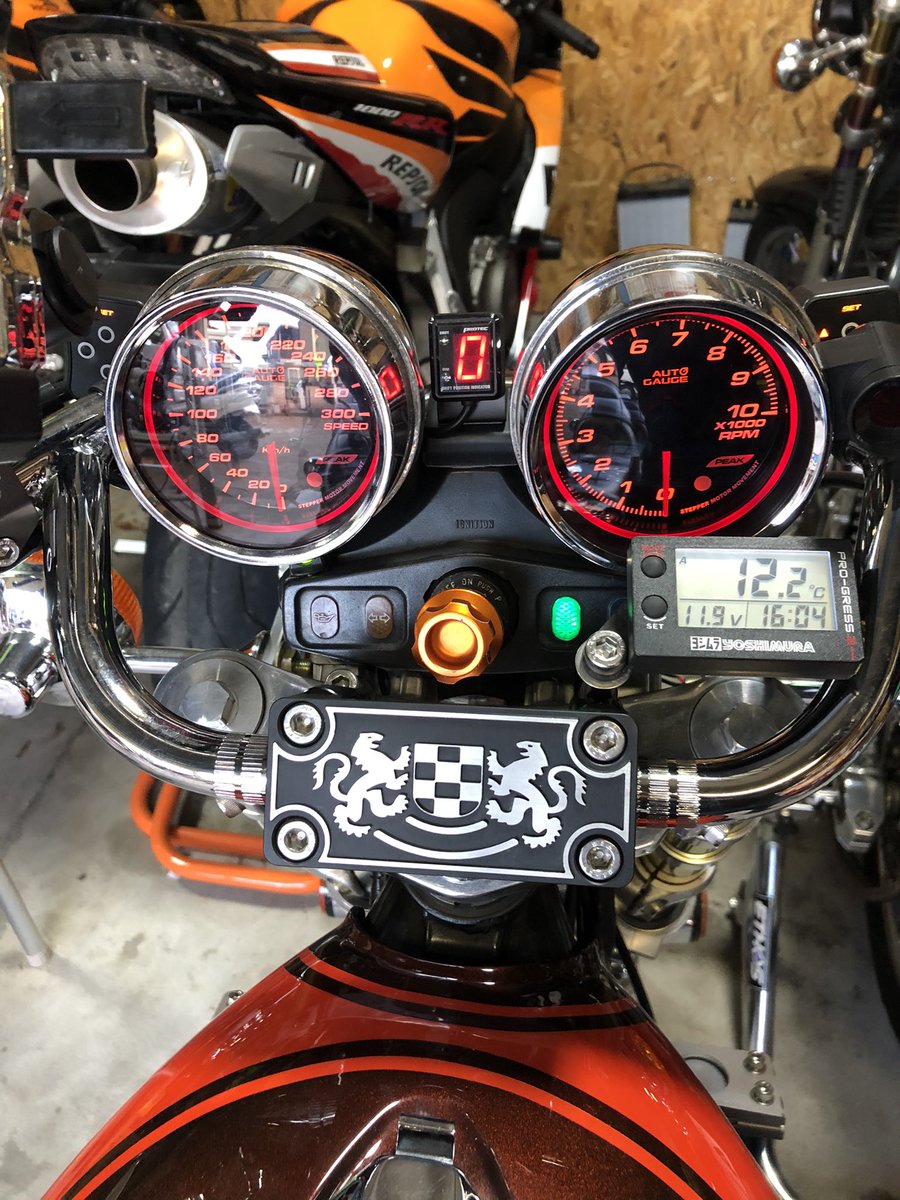 m0593s's tweet photo. テンプメーターが
ハンドルとタコメーターに
干渉してたからM8の長いネジと
カラー入れてカーボンの土台
少し削ってええ感じに避けて
収まり良くなった👌
#ゼファー750 #カワサキ #Kawasaki #初期型 #C1 #絶版車 #火の玉 #ワイセコ #ボアアップ #810cc #カスタム #Z1 #Z2 #アクティブ #ブレンボ https://t.co/KjdoCHF1gK