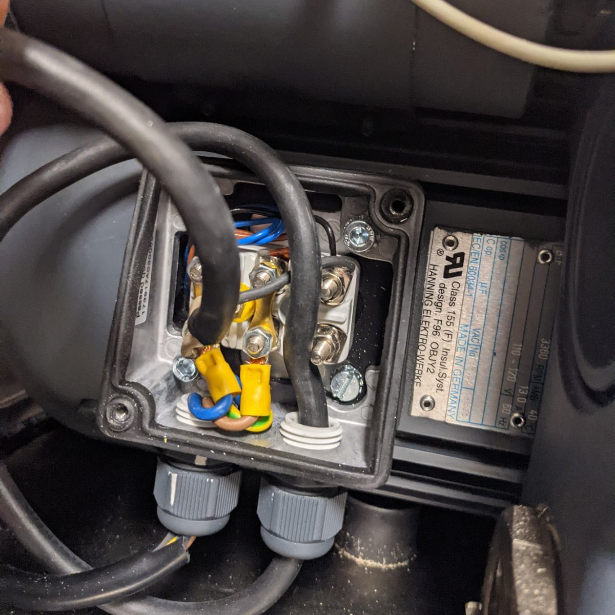 frontierequipme's tweet photo. Resolving a wiring issue on a chamber vacuum machine. Call Frontier at (877)219-6328(MEAT) for all your vacuum packaging needs. https://t.co/RGIzLE8nIS #vacuumsealer #vacuumpacked #foodsaver #meatprocessing #rollstock #vacuumpouch #vacmaster #frontierpackagingandequipment https://t.co/w8jx2WvtPA