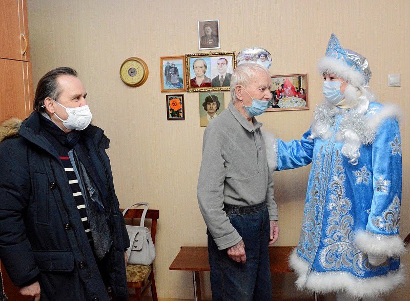 Анатолий Буров в рамках акции #СНовымГодомВетеран поздравил участника Великой Отечественной войны Геннадия Орехова с наступающими праздниками и вручил подарок.

▶️ instagram.com/p/CJaydb6FmjQ/…

#ЕР37 #ИвановскаяОбласть