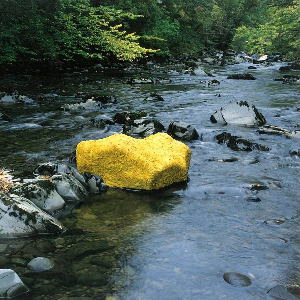 #AndyGoldsworthy (google him) is a natural artist who has worked mainly in 🏴󠁧󠁢󠁳󠁣󠁴󠁿, 🇫🇷 + 🇯🇵 lives almost next door to my dad who regularly comes across his artworks (mainly temporary and built with ice, stones or leaves) while out walking in the Scaur Glen. I think they are stunning👍