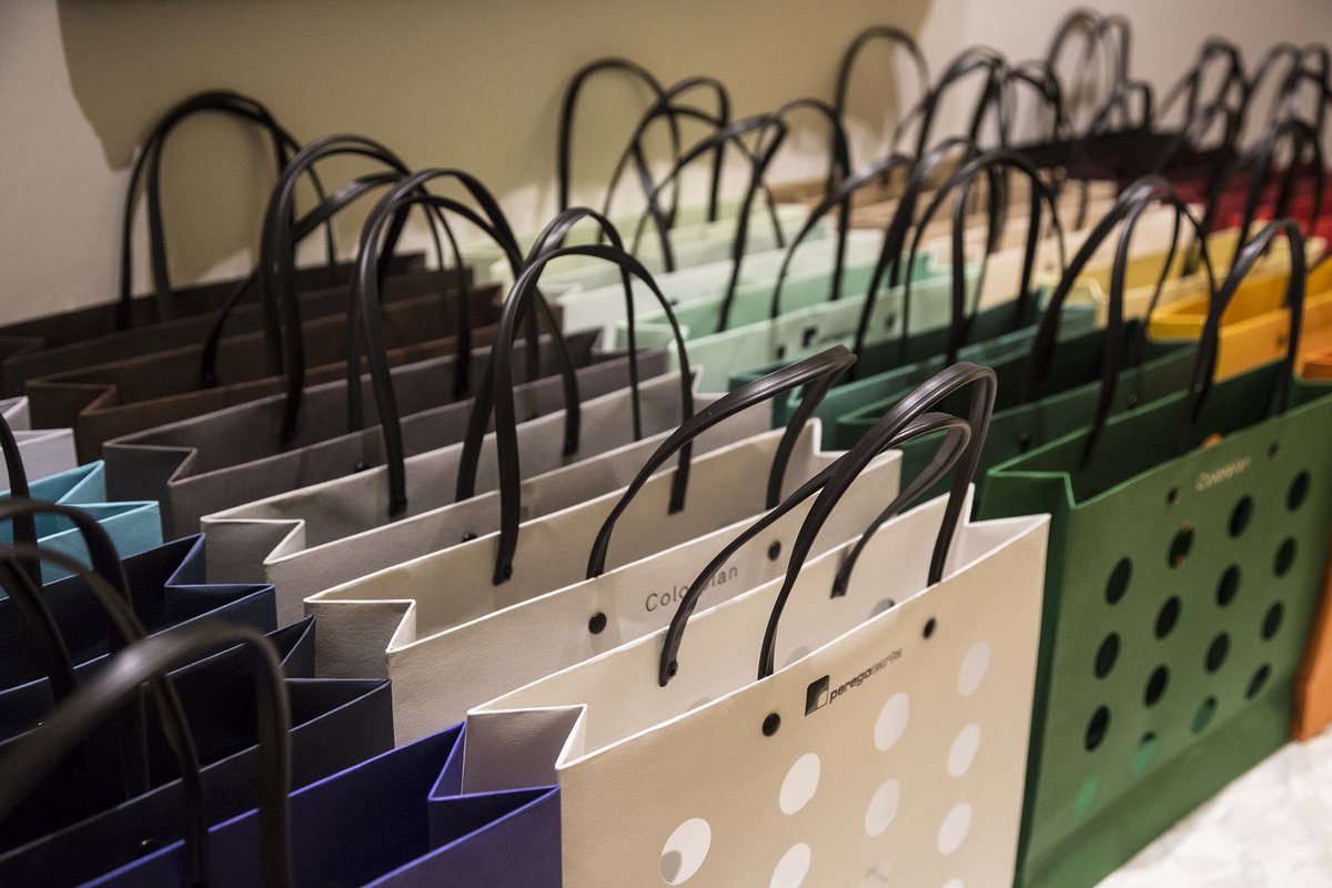 peregocarta's tweet photo. Iconic shoppers celebrating unique papers ✨@colorplanpapers @GFSmithpapers @favini_it @icma_Paper #Colorplan #ColorplanColours #premiumpaper #colouredpaper #favini #makulapaper #makula #naturalpaper #flockedpaper #handmade #taylormade #shopper #iconic #extractpaper #packaging https://t.co/wLVNnRaC39