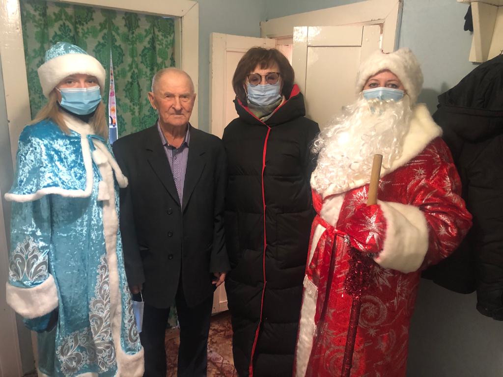 В сп Подъем-Михайловка 30.12.2020г глава сельского поселения Н.И. Пырнэу и председатель Собрания представителей сельского поселения Н.А.Кузнецова поздравили с наступающим новым годом ветерана ВОВ Беляева Алексея Ефимовича.