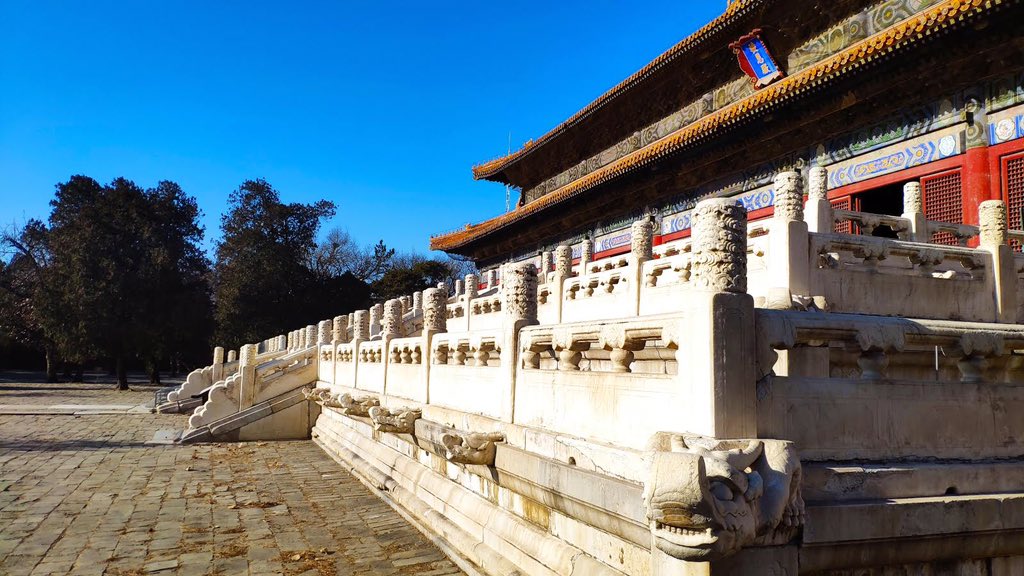 Moving on to the first tomb in Beijing, Changling, belonging to  @Imperial_Yongle . It simultaneously pulls a lot from his father’s tomb in Nanjing, as well as the Forbidden City. Check out the marble rise in the tombs on the left and the palace on the right.