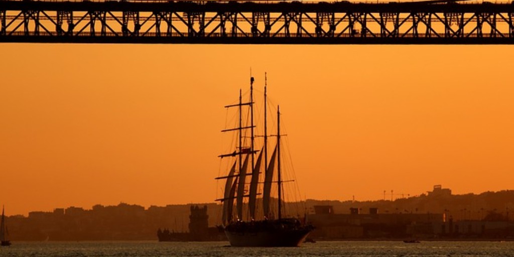 Watching 2020 sail away. Any New Year's resolutions for 2021? ✨