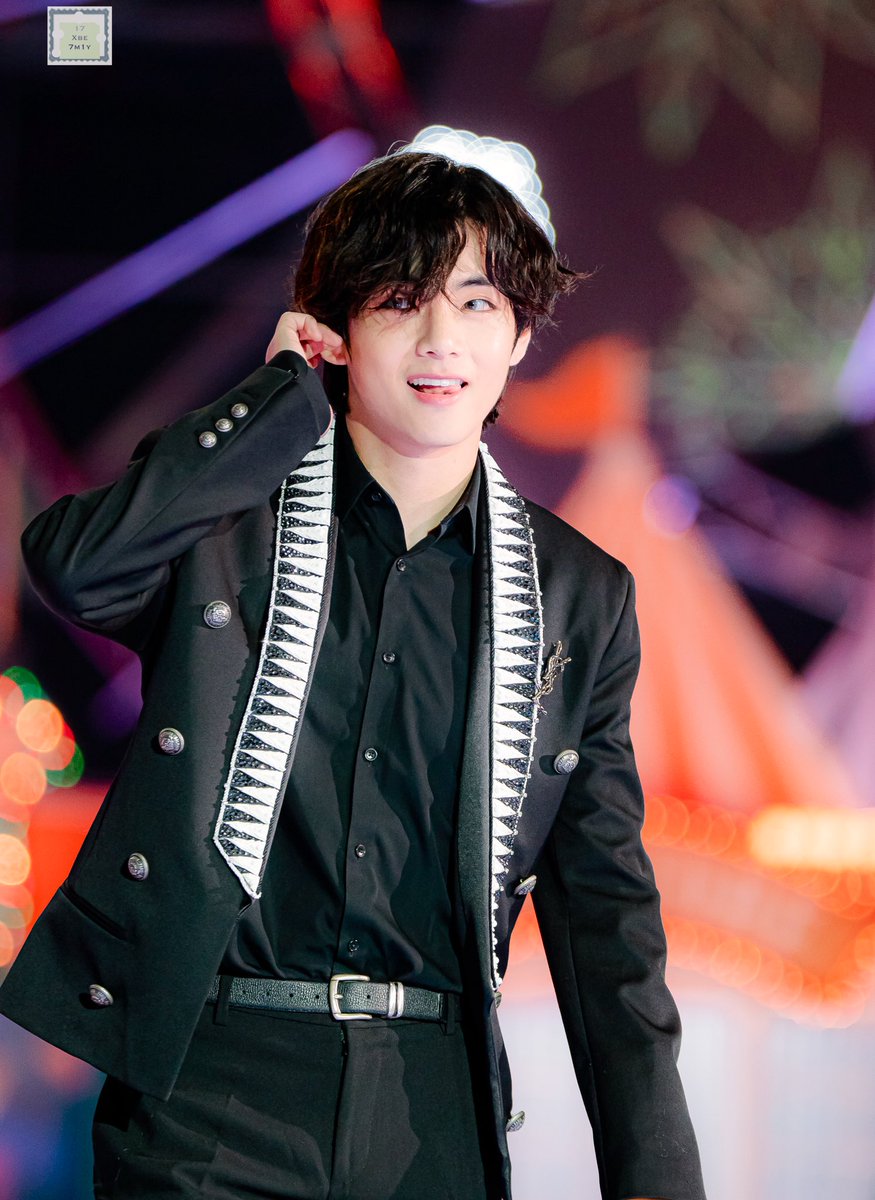 ✩　 *　.　　☪︎. 　 ° 　. .　　✩　　° °¸. . • ° ✩　 .　 *　.　.　✫　¸ . ° ° ✩     Taehyung in BLACK° ✫ ¸. ¸ .　* 　° :.　 . • . ¸　✩　 ° .　 • ° 　 .　✩.　 ° 　. ¸ .　☪︎　°｡ ˚.　｡˚.          (a thread)