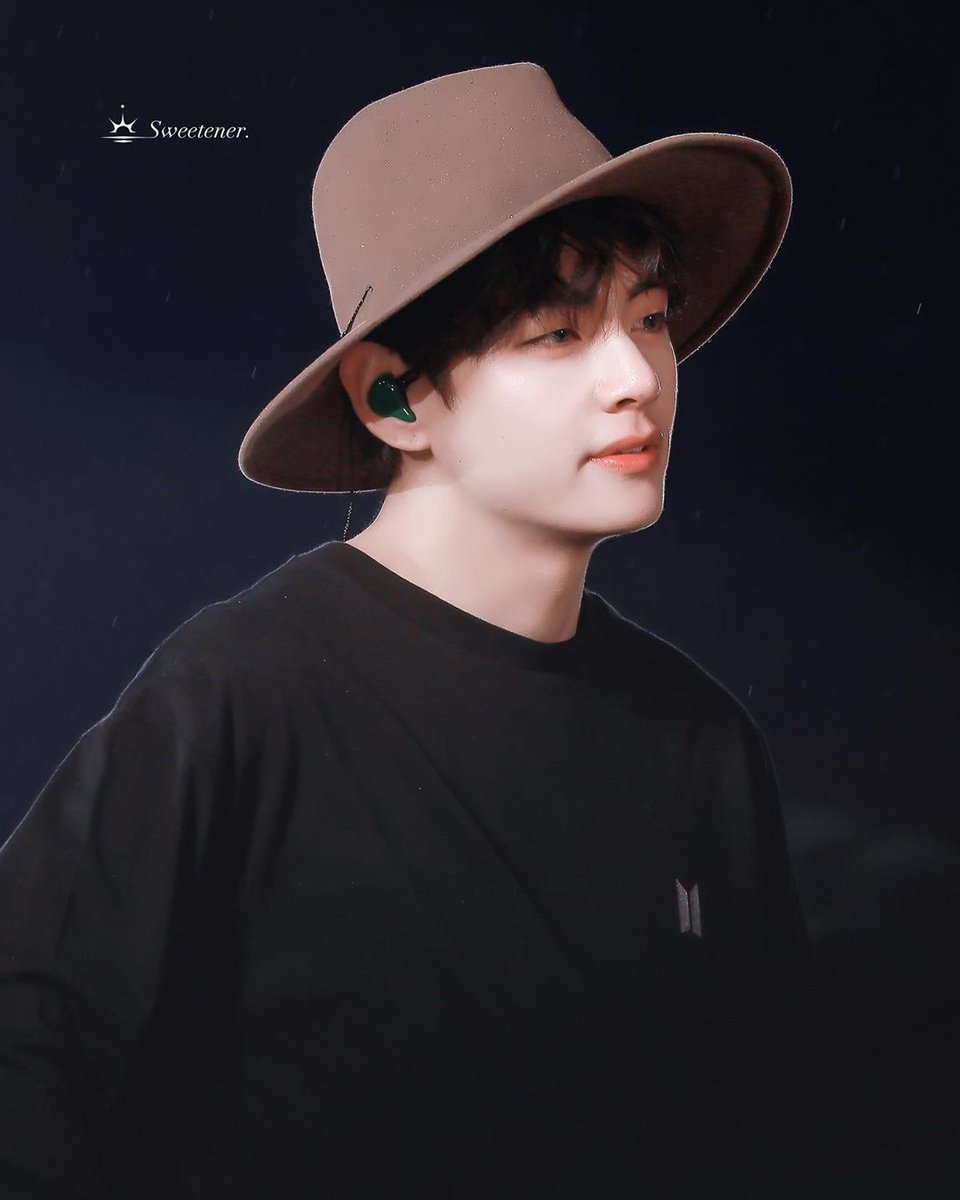 This brown Fedora Hat making him look even cuter. 