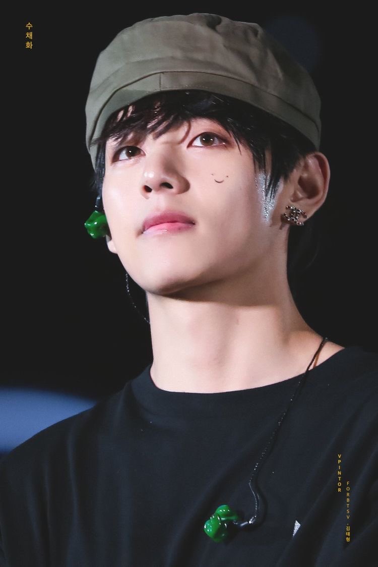 He can pull off even the simple T-shirts. 