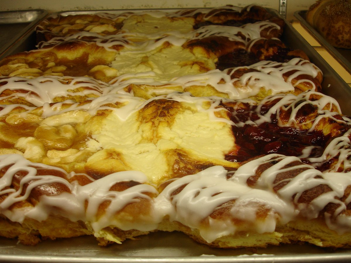 Central__Bakery's tweet photo. 20% OFF COFFEE CAKES EVERY WEDNESDAY 
(Excluding Holidays) https://t.co/EzuXTcbZ19