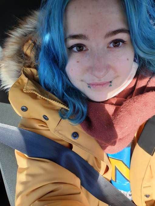 Petite t&ecirc;te au naturel pour vous montrer mes nouveaux piercings 💙 https://t.co/O67l9o480a