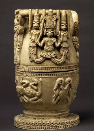 Ivory bracelet, 16th Century - Owo, Nigeria - Yoruba - made from one piece  of ivory, with interlocking figures of a croco…