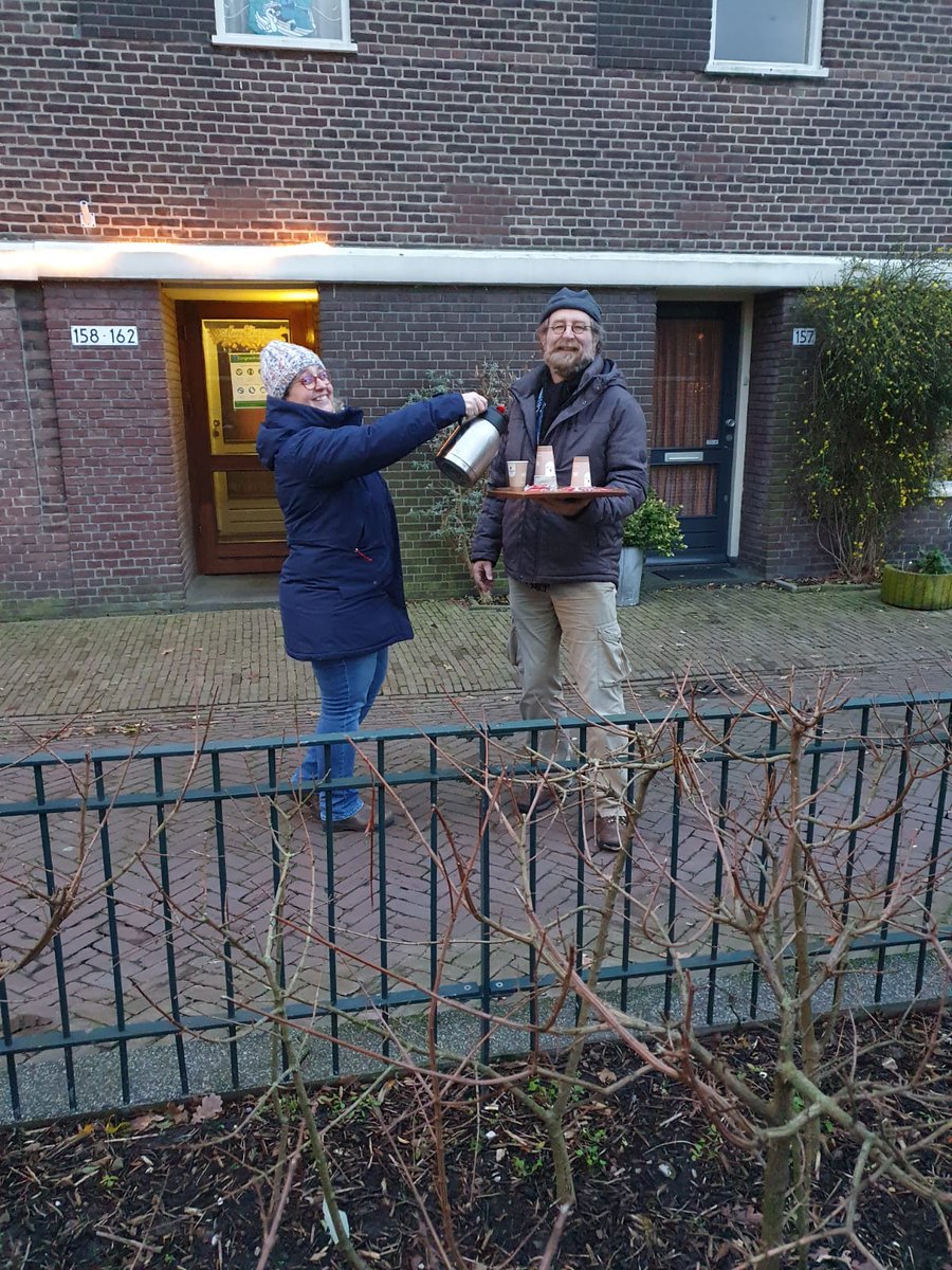 WijkzSegbroek's tweet photo. Deze dagen komen het opbouwwerk en jeugdwerk op diverse pleinen in Segbroek langs met een warme chocolademelk en warm praatje. Bewoners geven hierop leuke reacties. @AnnetteAdeGraaf @POL_Segbroek @gemeentedenhaag @u_hannah @RvanAsten @balstermartijn https://t.co/yeQq68oa3T