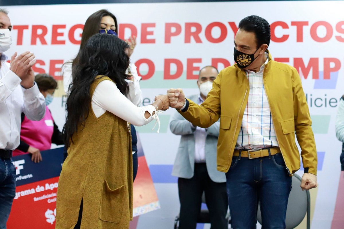 strabajohgo's tweet photo. El gobernador @omarfayad encabezó la entrega de apoyos de los programas #SeguroDeDesempleo y #PRODAP, acompañado de nuestra titular @EguiluzTapia. https://t.co/AJCefEtJev