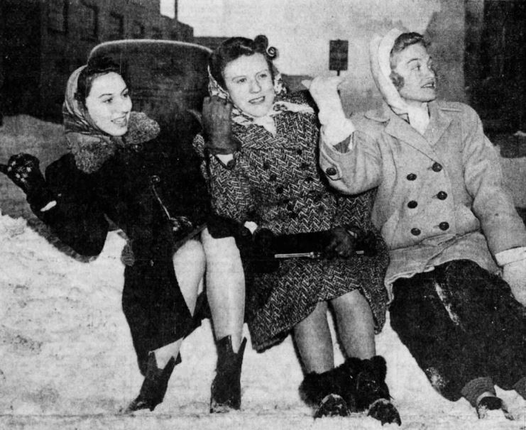DMRegisterVault's tweet image. From 1942: Kathryn Patrick, Betty Tranbarger, LaVonne Dalton, all from Des Moines, jokingly hitchhike Jan. 1, 1942, from a snowbank along Grand Ave.

19.8 inches of snow fell that day, which still stands as the record for most snow on any one day in Des Moines.
#iawx #dmweather
